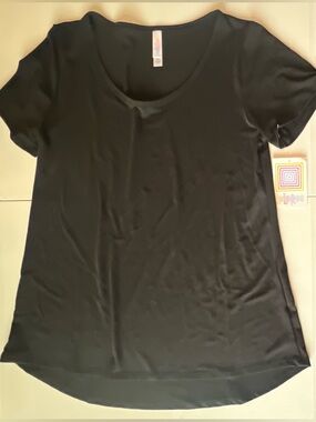 LuLaRoe Classic Tee - Size Small